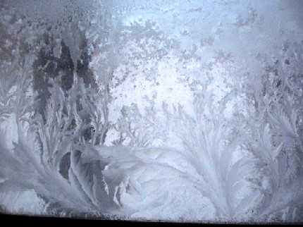 窓に出来た氷.jpg
