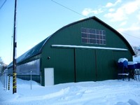 雪の中に埋まる倉庫.jpg