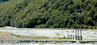NZ 川の中に立つ電柱.JPG