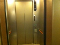 2011.1019エレベーターのドア.JPG